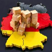 So versendest Du Pakete aus Deutschland 3D Illustration einer Deutschlandkarte, darauf gestapelte Pakete und ein grauer Hintergrund. Dieses Bild wurde mit KI generiert.