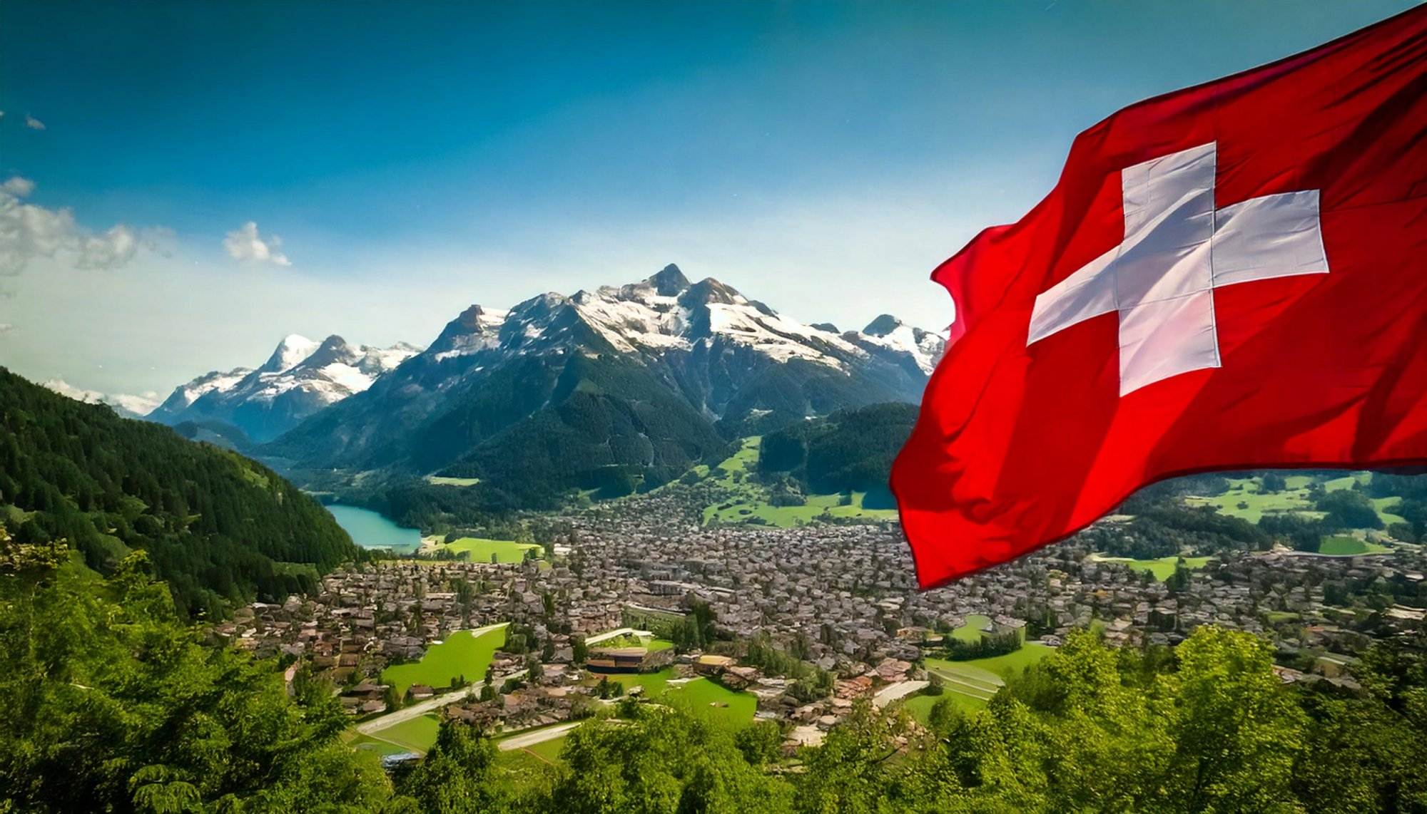 Landschaftsbild von einer Stadt im Tal und Berge und ein See im Hintergrund. Im Vordergrund eine schweizer Flagge. Dieses Bild wurde mit KI generiert.