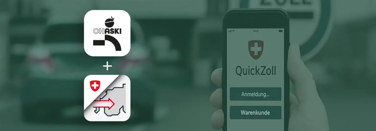 Zoll-Station im Hintergrund mit einem Auto, das darauf zufährt. Rechts daneben eine Hand die ein Handy hält auf der die QuickZoll-App geöffnet ist. Darüber liegt ein grünes transparentes Overlay. Auf dem Overlay sieh man zwei Logos.