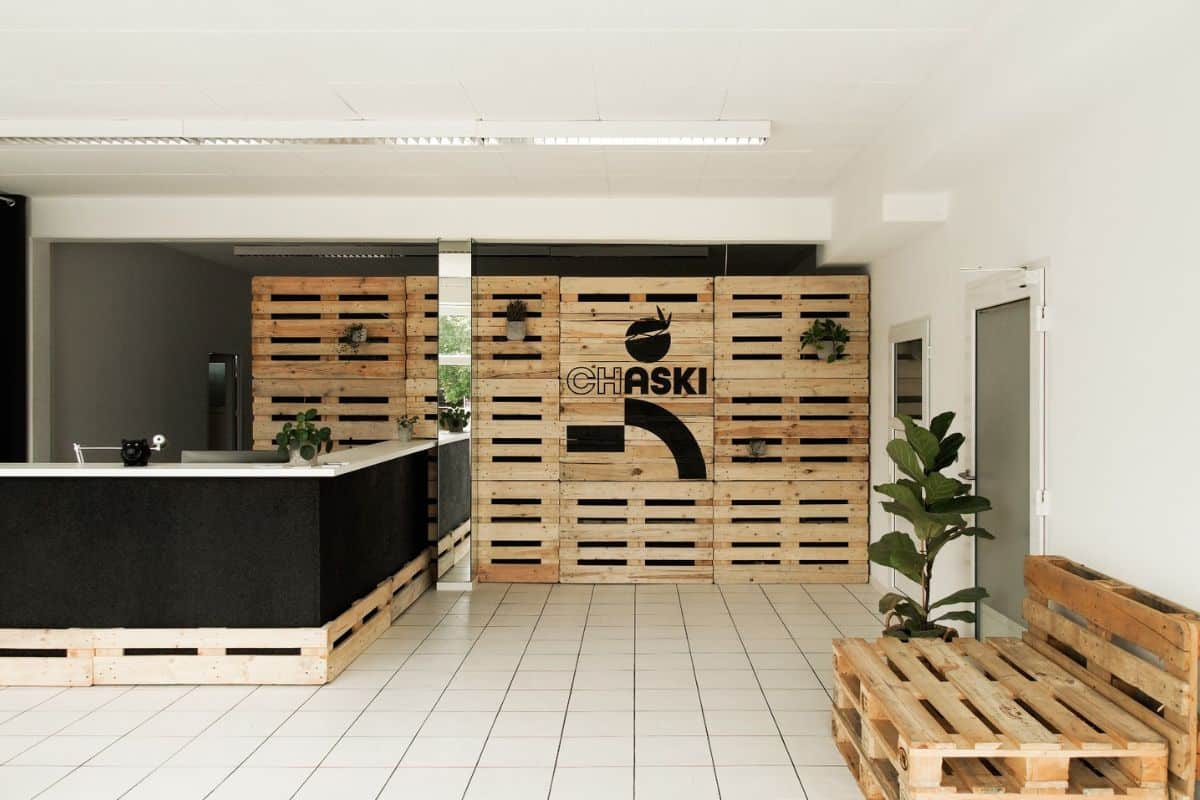 Briefe und Pakete an einer Adresse in Konstanz empfangen CHASKI Lieferadresse Thekenbereich mit Palettenwand im Hintergrund