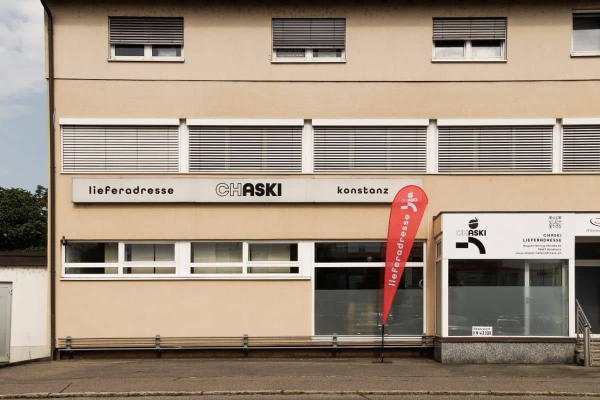 Deine Paketadresse in Deutschland bei CHASKI CHASKI Firmengebäude Frontalaufnahme von draußen